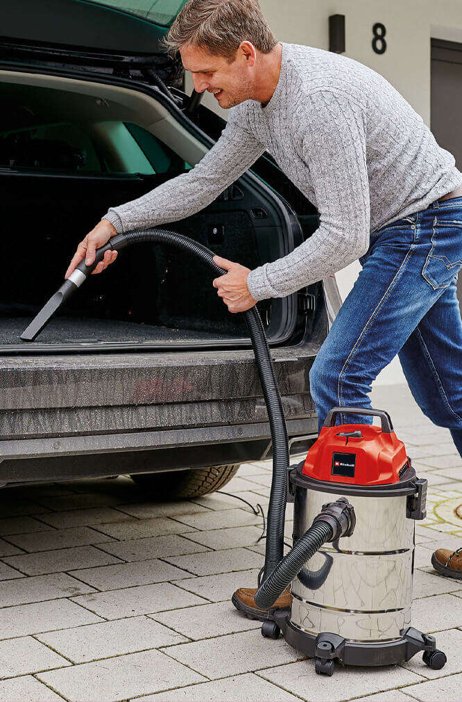 einhell nass trocken sauger mann saugt auto